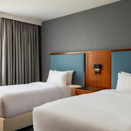 Hotel Courtyard By Marriott Paris 4*