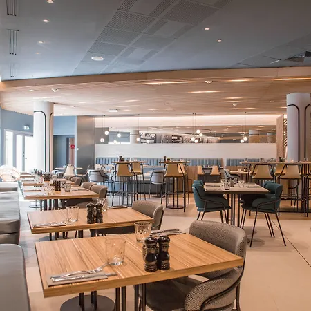 Courtyard By Marriott Paris Hotel