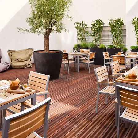 Courtyard By Marriott Paris Hotel