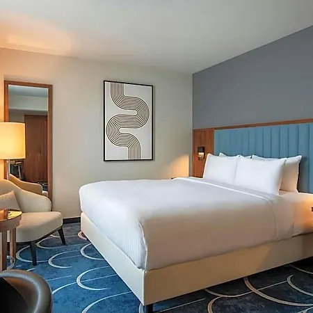 Courtyard By Marriott Paris מלון