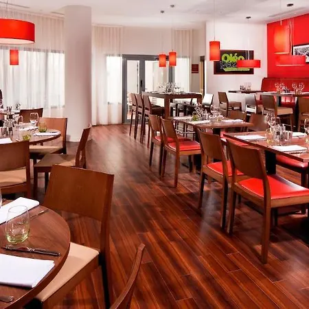 Courtyard By Marriott Paris מלון